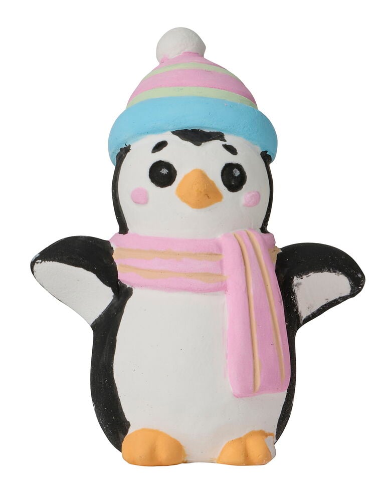 Ein bemalter Pinguin aus einem Weihnachts-Malset, mit gestreifter Mütze und rosa Schal.