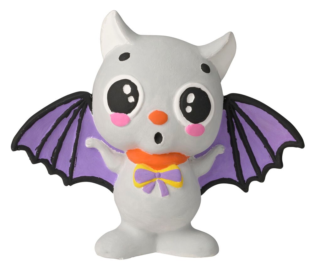 Målarset Halloween, en vit fladdermusfigur med lila vingar, orange krage och lila fluga, framifrån.