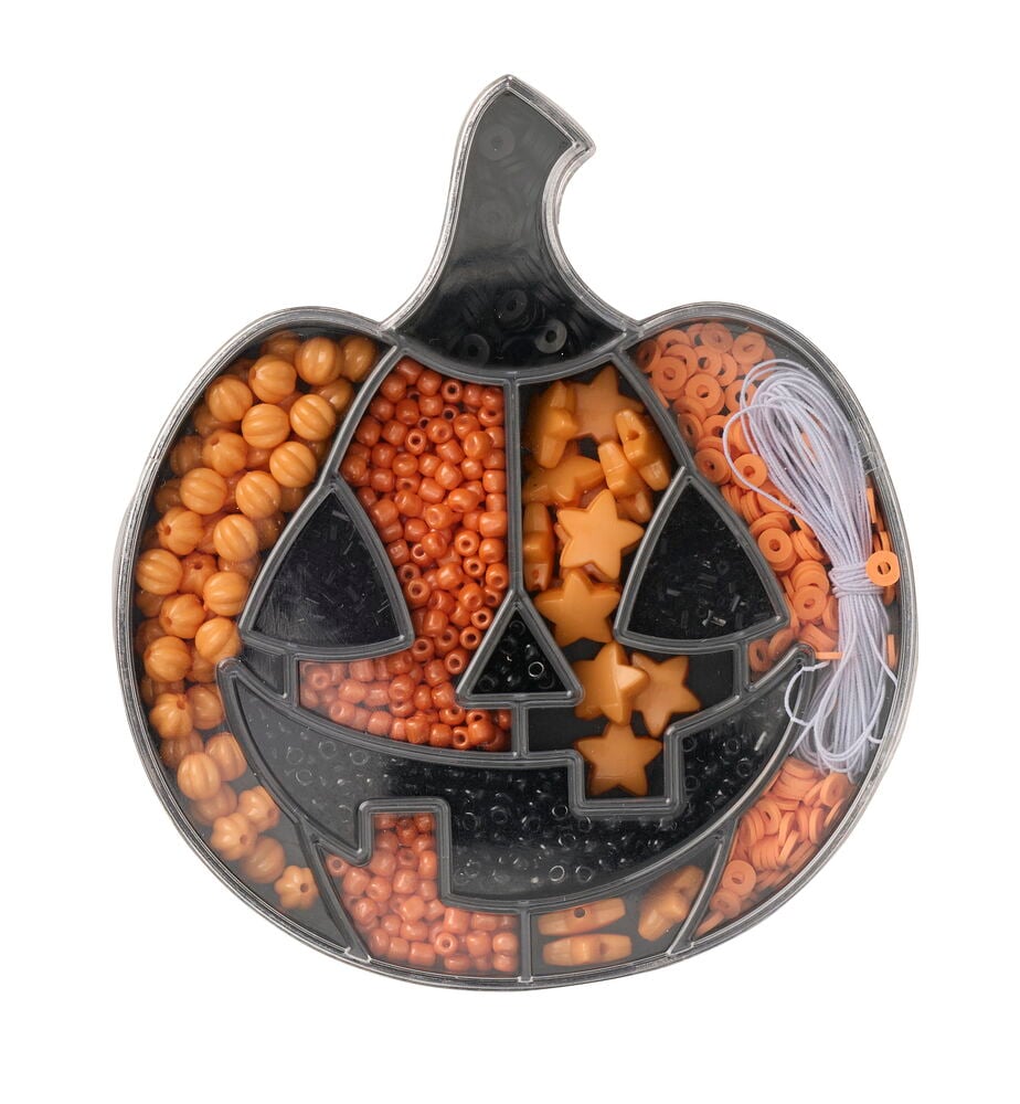 Ein kürbisförmiges Halloween Perlenset mit orangefarbenen Kürbis-, Stern- und runden Perlen, schwarzen Perlen und weißer Schnur.