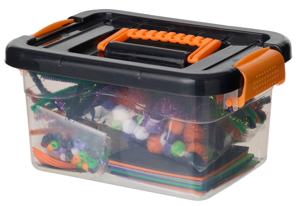 Hobbyboks Halloween: Klar plastboks med svart lokk, oransje håndtak, fylt med diverse hobbyartikler.