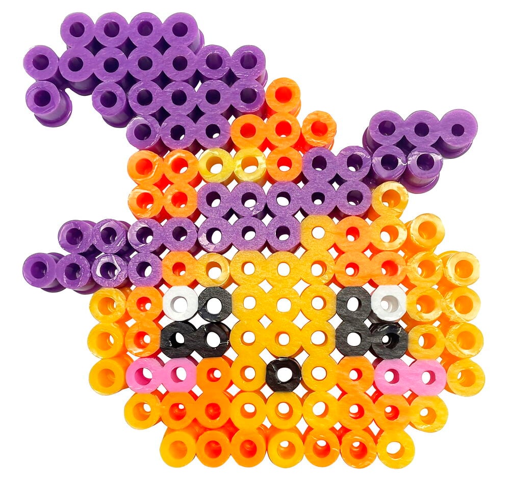 Perlenset XL Halloween zeigt eine geschmolzene Bastelfigur einer lila, orange, gelb, schwarz, weiß und rosa Halloweenkatze.