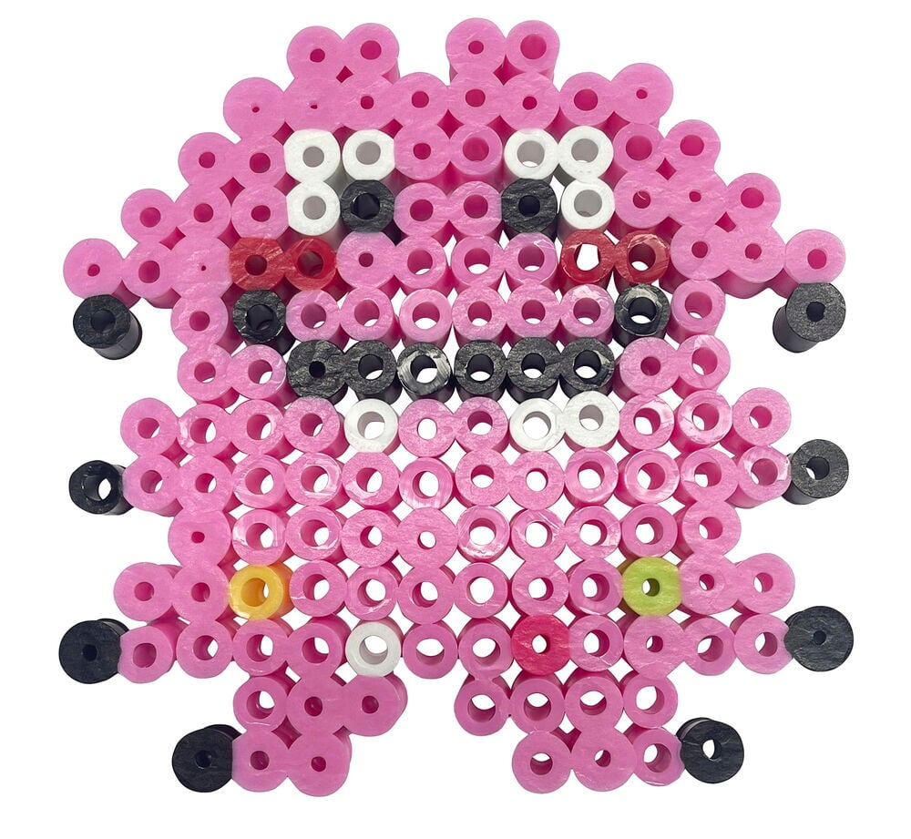 Rosa Monster-Bügelperlenfigur mit weißen, schwarzen, roten, gelben und grünen Akzenten, aus Perlen gefertigt.