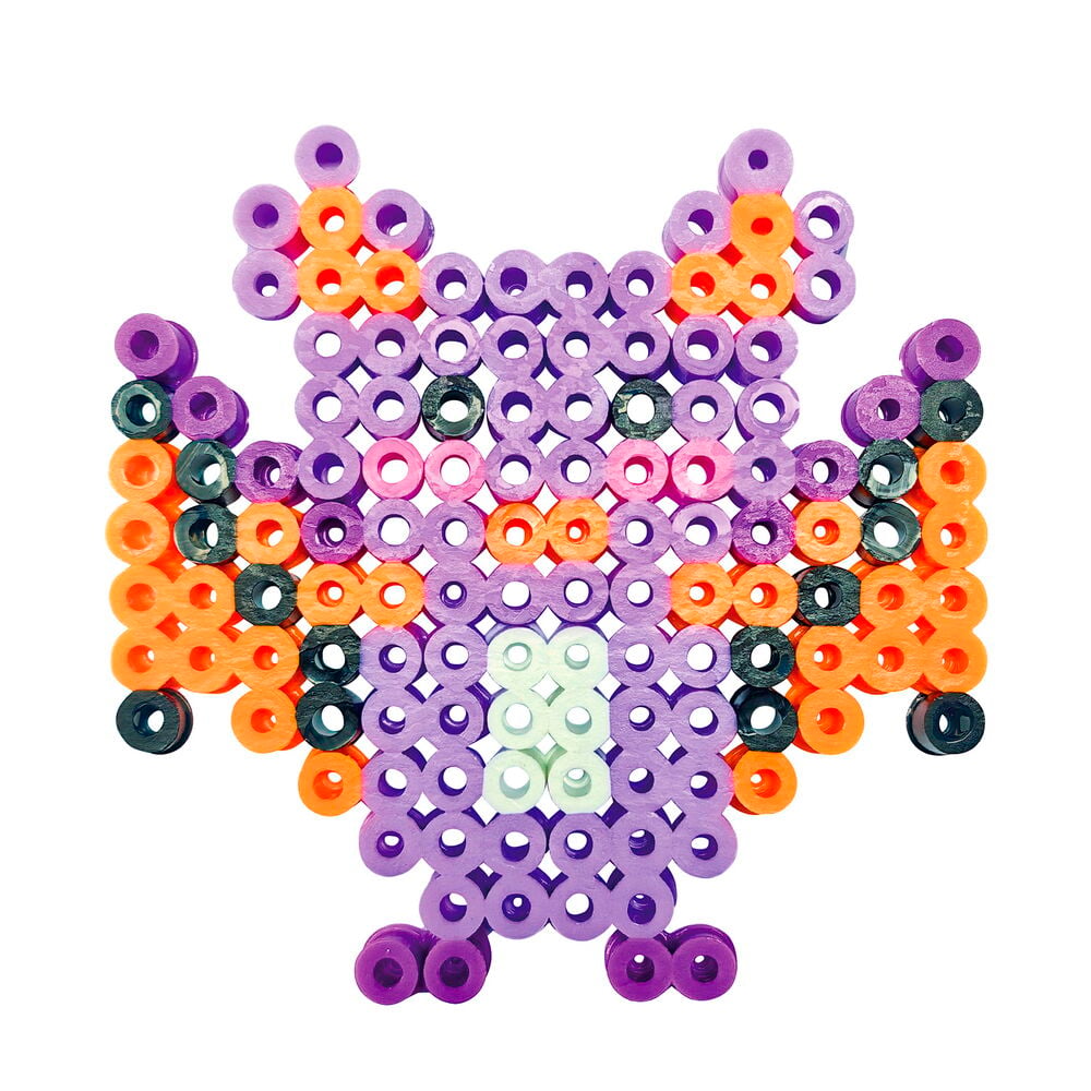 Perlenset XL Halloween zeigt eine Bügelperlen-Eule in Lila, Orange, Schwarz, Pink und Hellgrün.