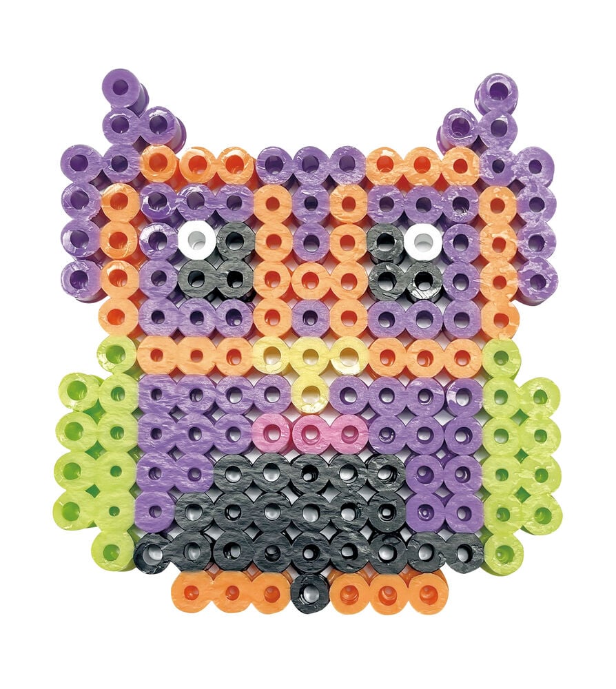 Eine Eulenfigur aus lila, orange, schwarz, grün und weißen Bügelperlen vom Perlenset XL Halloween.