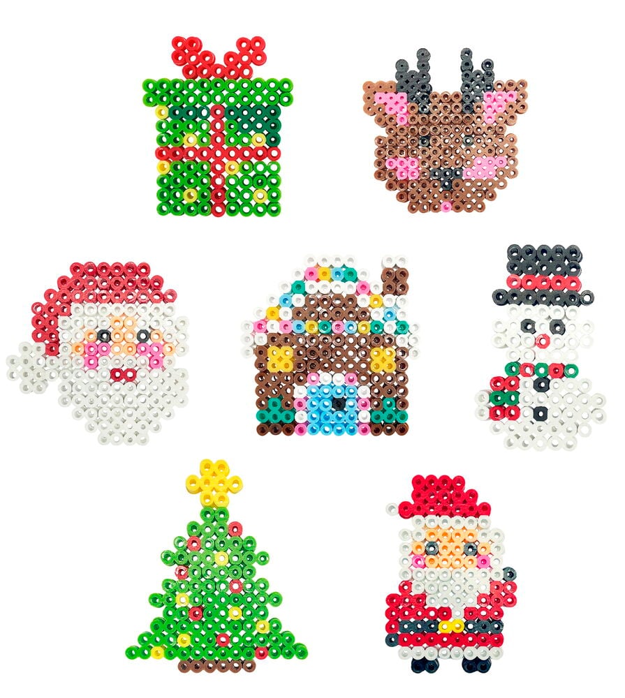 Perlenset XL Weihnachten enthält sieben bunte Perlenfiguren: ein Geschenk, Rentier, Weihnachtsmann-Gesicht, Lebkuchenhaus, Schneemann, Baum und Weihnachtsmann.