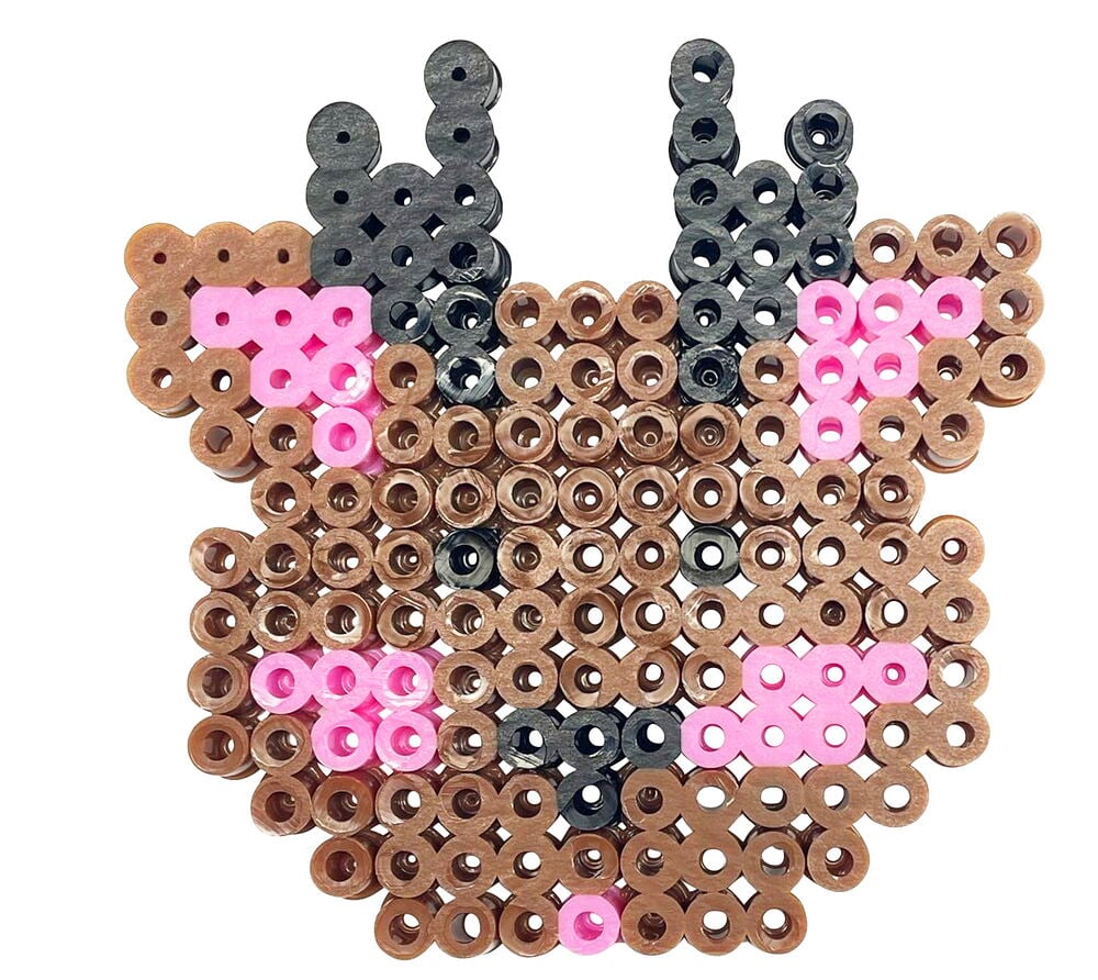 Perlenset XL Weihnachten: Ein brauner Bügelperlen-Rentierkopf mit dunkelgrauem Geweih und pinker Nase.