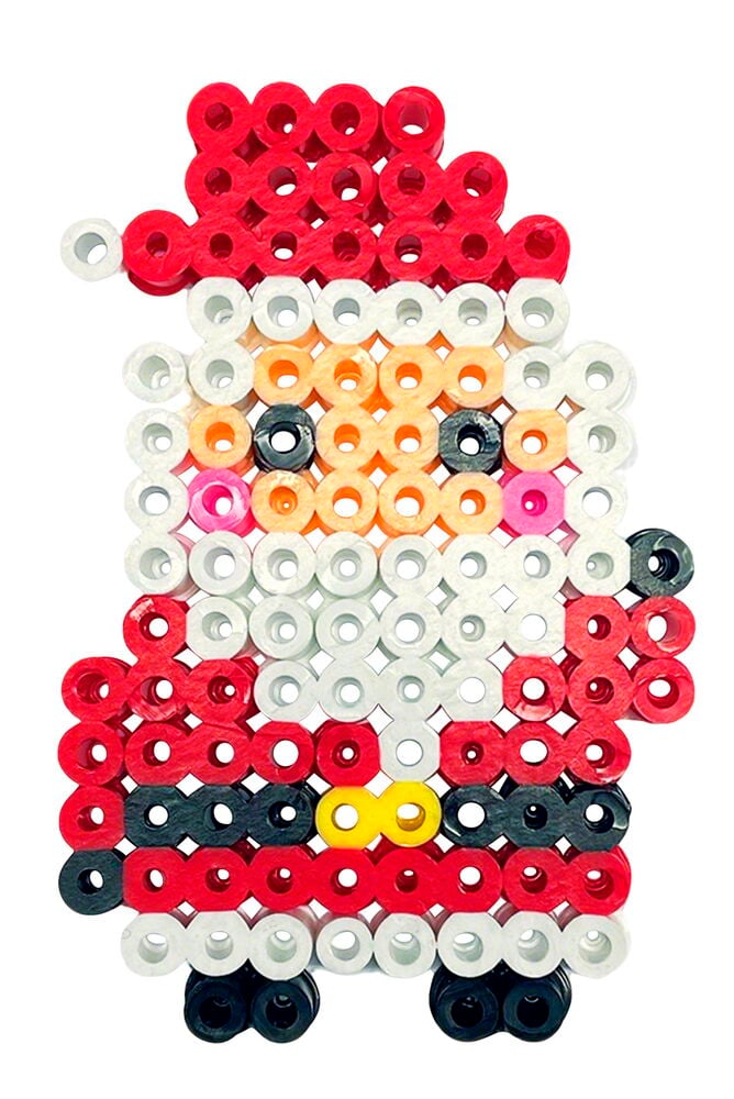 Eine Bügelperlen-Weihnachtsmannfigur in Rot, Weiß, Orange, Schwarz, Rosa und Gelb.