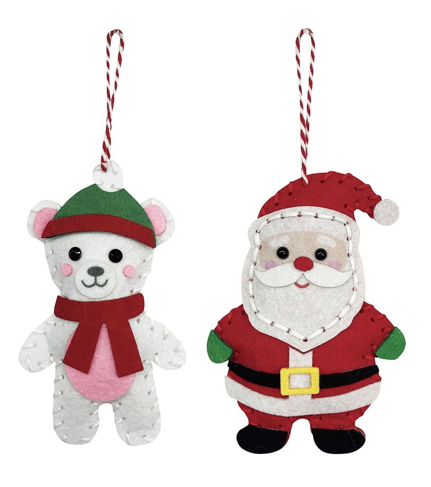 Zwei Filz-Weihnachtsanhänger: ein roter Weihnachtsmann und ein weißer Bär mit Weihnachtskleidung.