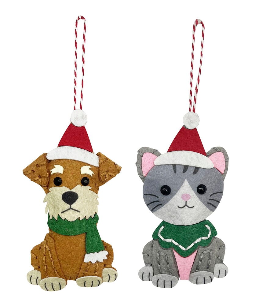 Zwei Filztier-Weihnachtsornamente: ein brauner Hund und eine graue Katze, beide mit Weihnachtsmützen.