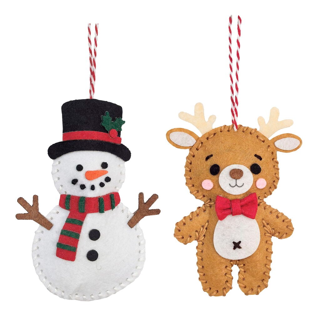 Bastelset Christmas Mixed mit einem Filz-Schneemann-Ornament mit Hut und einem Filz-Rentier-Ornament mit roter Fliege.