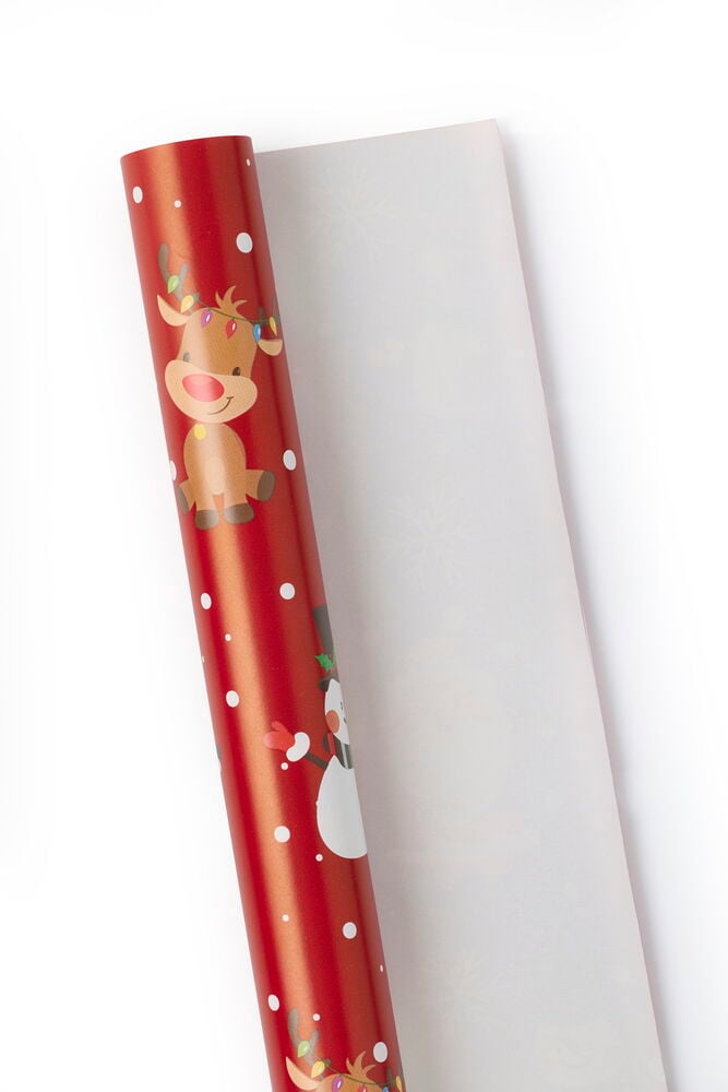 Rotes Weihnachtspapier mit Rentieren, Schneemännern und weißen Punkten auf einer Rolle, teilweise ausgerollt, um die weiße Rückseite zu zeigen.