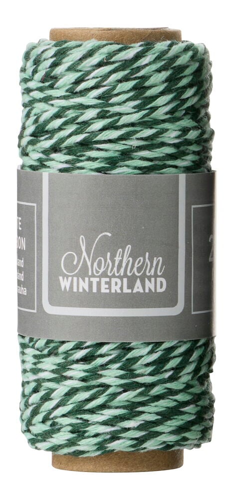 Eine Spule mit grün-weiß gestreiftem Juteband 20 m mit grauem Etikett mit der Aufschrift „Northern Winterland“.