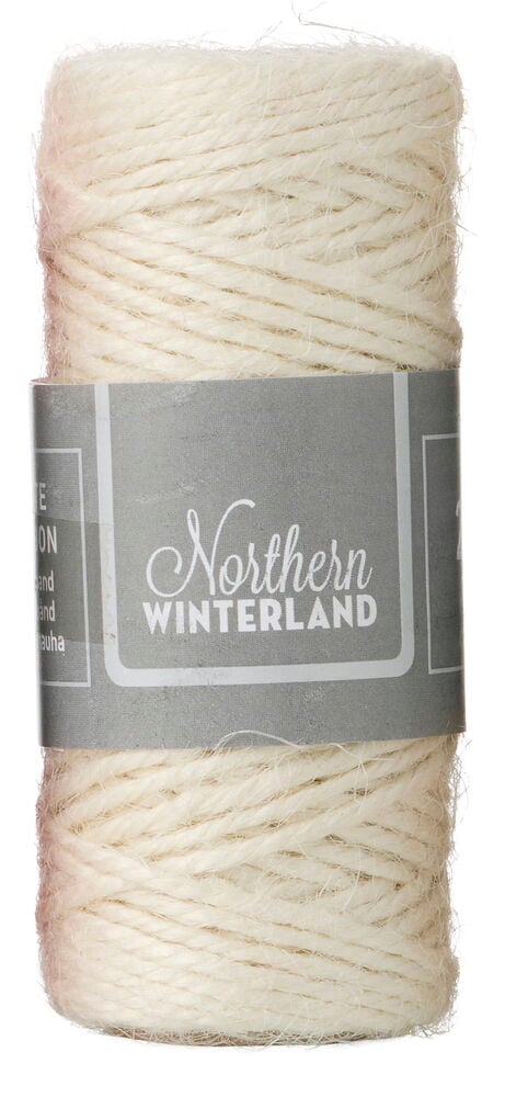 Eine hellbeige Jutebandrolle mit einem grauen Northern Winterland Etikett darum gewickelt.