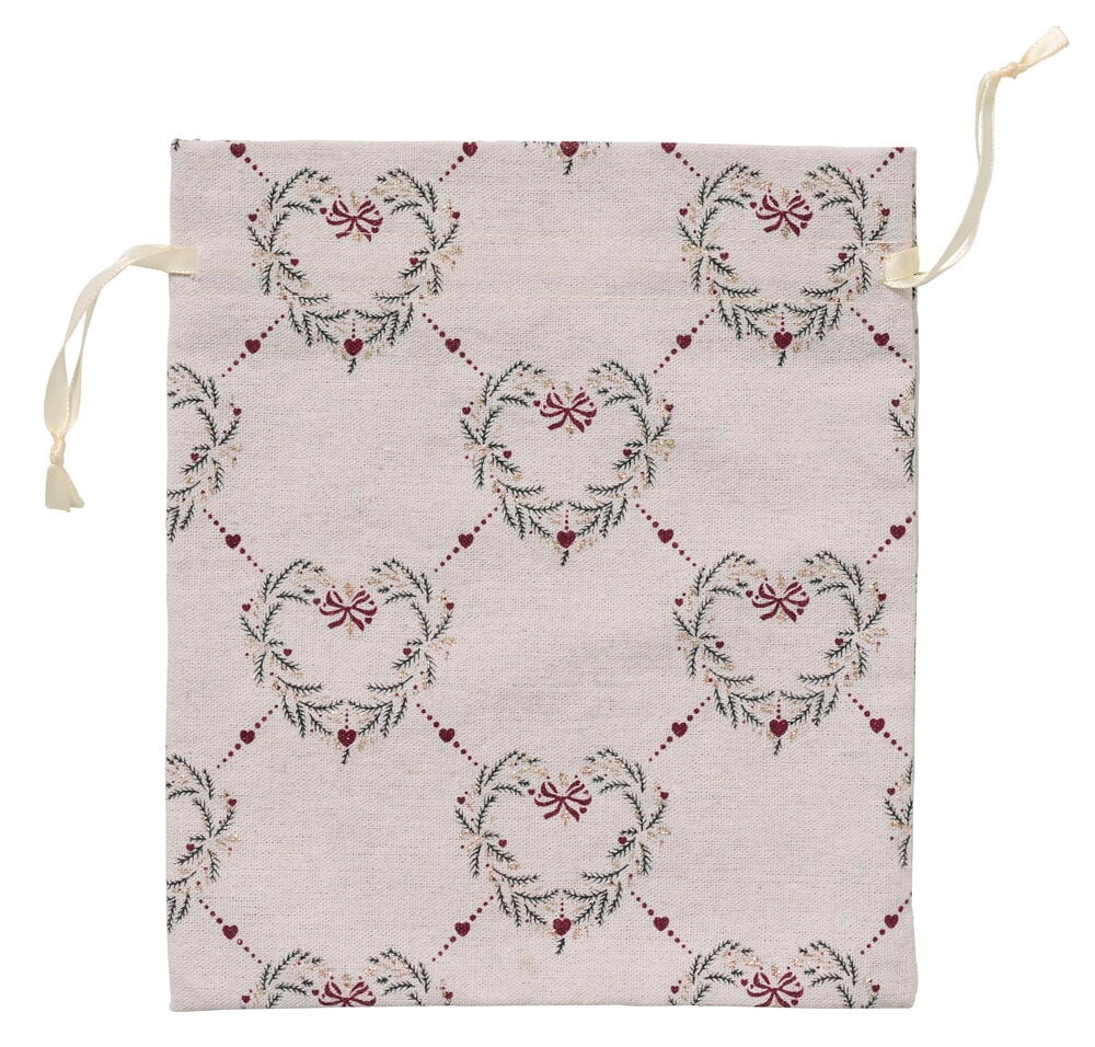 Ein beiger Weihnachts-Geschenkbeutel mit wiederkehrendem Herzkranzmuster, grünem Laub, roten Beeren, Schleifen und beigen Zugbändern.