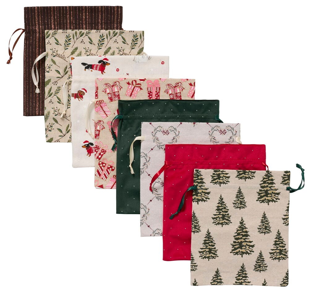 Acht Geschenkbeutel 20x22,5 cm Weihnachten mit verschiedenen festlichen Mustern wie Bäumen, Geschenken und Dackeln.