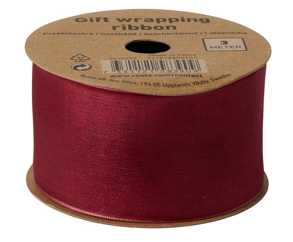 Dunkelrotes Geschenkband 3 m, um eine braune Pappspule gewickelt, Nahaufnahme.
