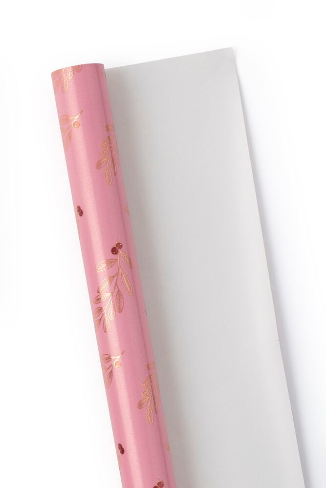Rosa Weihnachtspapier mit metallischem Goldblatt- und roten Beerenmuster, teilweise ausgerollt.
