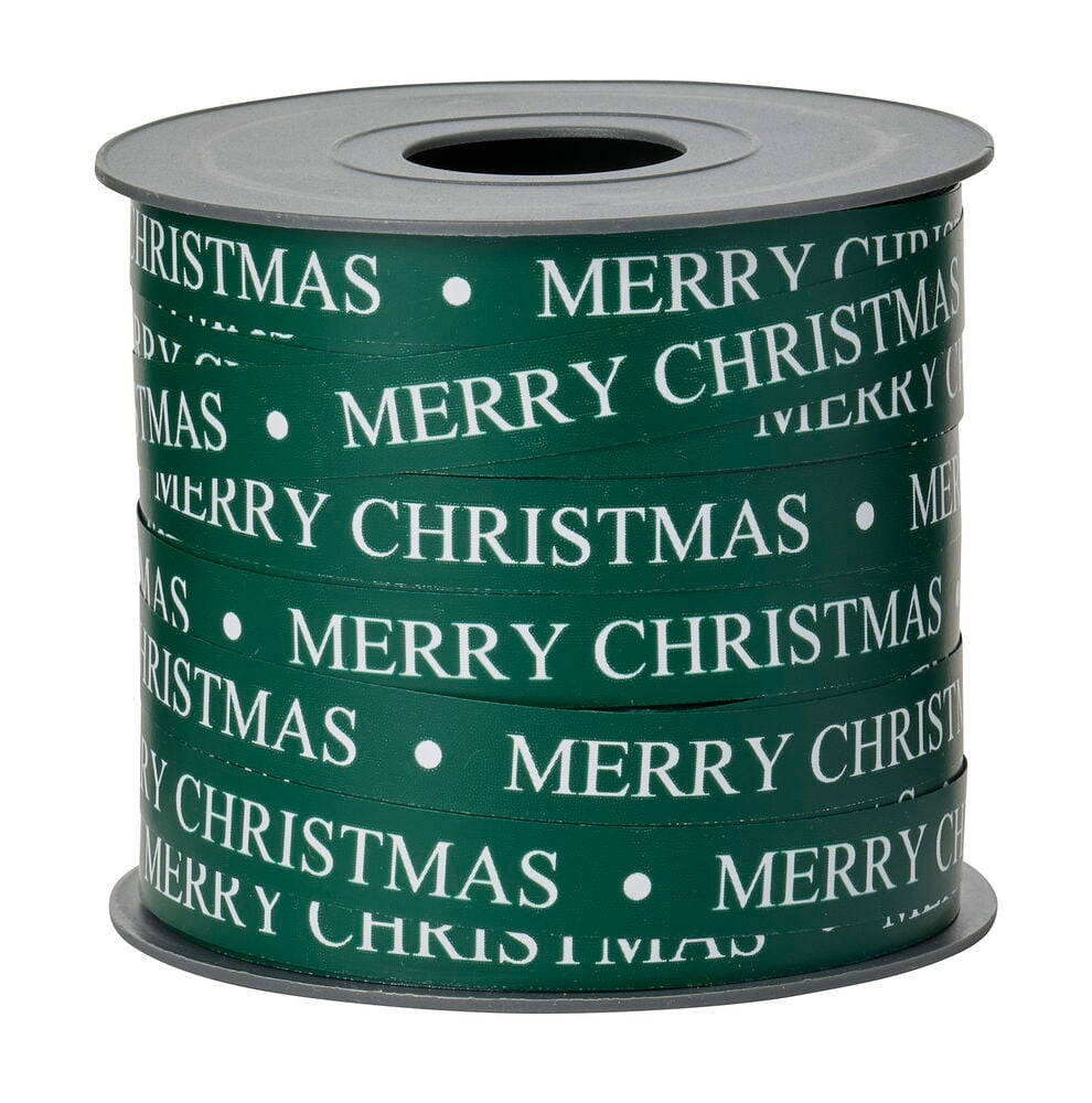 Grünes Geschenkband mit weißem Text „MERRY CHRISTMAS“, auf einer grauen Spule gewickelt.