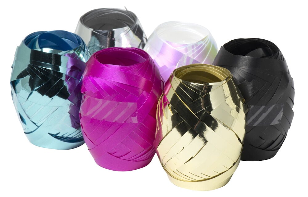 Sex olika färgade presentsnören av plast i förpackning.