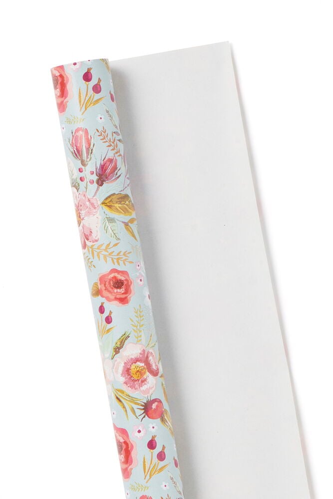 Rulle med blommigt presentpapper på vit bakgrund.