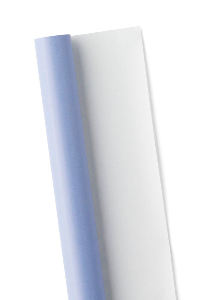 Lavendelfärgat presentpapper i en rulle mot vit bakgrund.