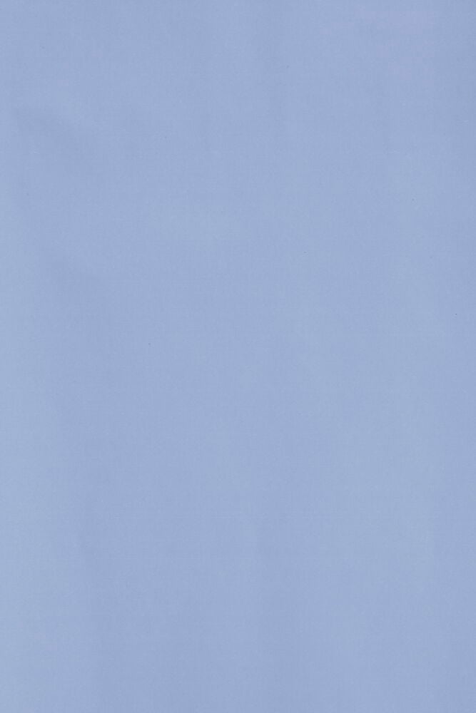 Laventelinvärisen lahjapaperin sileä pinta.