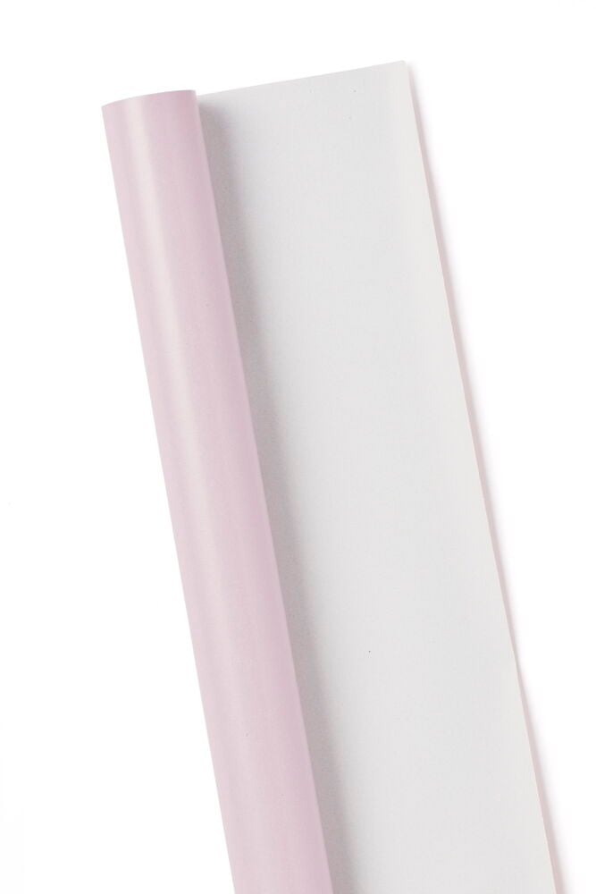 En rulle rosa presentpapper på vit bakgrund.