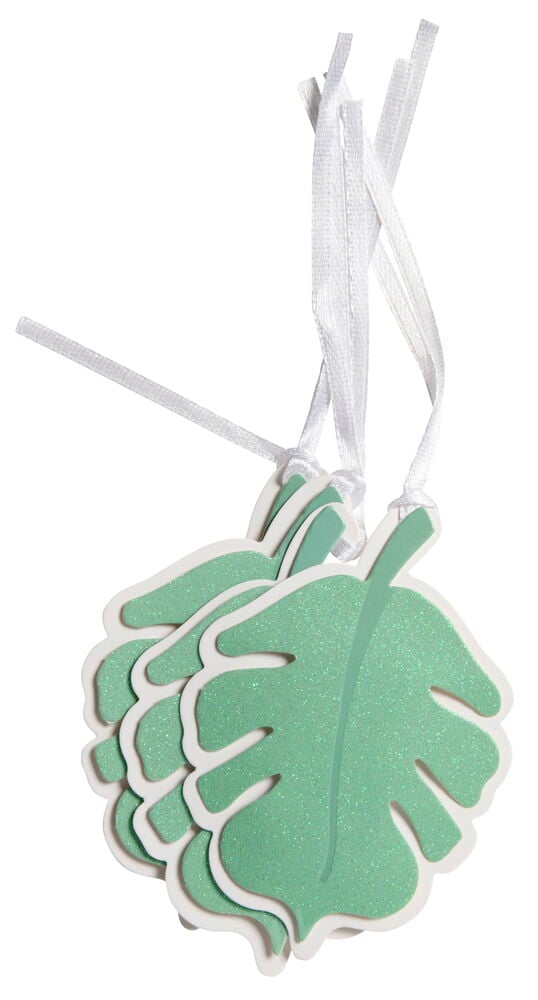 Neljä vihreää lehdenmuotoista etikettiä valkoisilla nauhoilla.