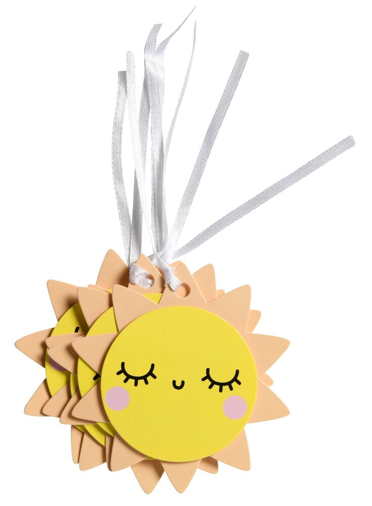 Neljä pyöreää aurinkomuotoista etikettiä valkoisella nauhalla.