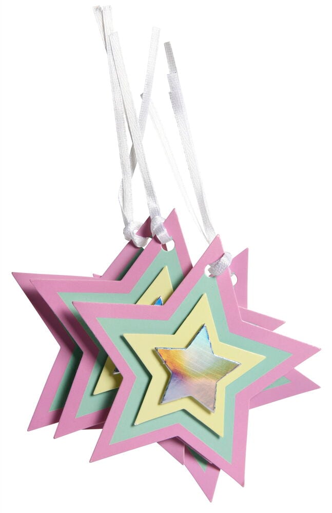 Moniväriset tähtimuotoiset etiketit valkoisilla nauhoilla.
