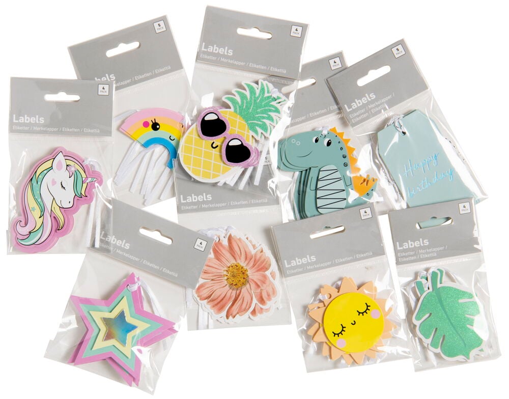 Useita pakkauksia, joissa on värikkäät etiketit eri muodoissa.