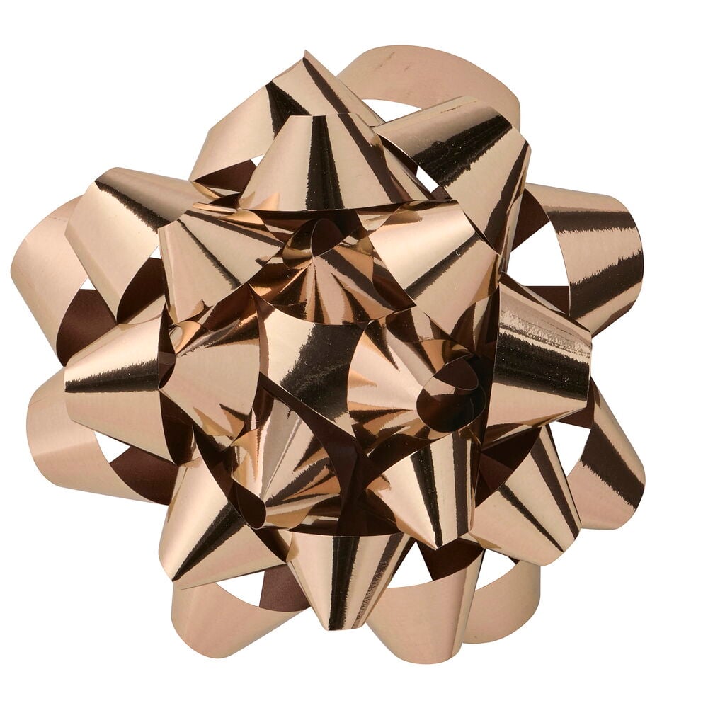 Eine glänzende roségoldene Metallic-Geschenkrosette mit vielen geknitterten Schlaufen, Vorderansicht.