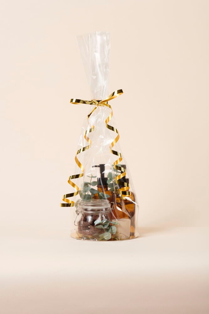 Cellofanpåse med presentinnehåll och guldigt snöre.