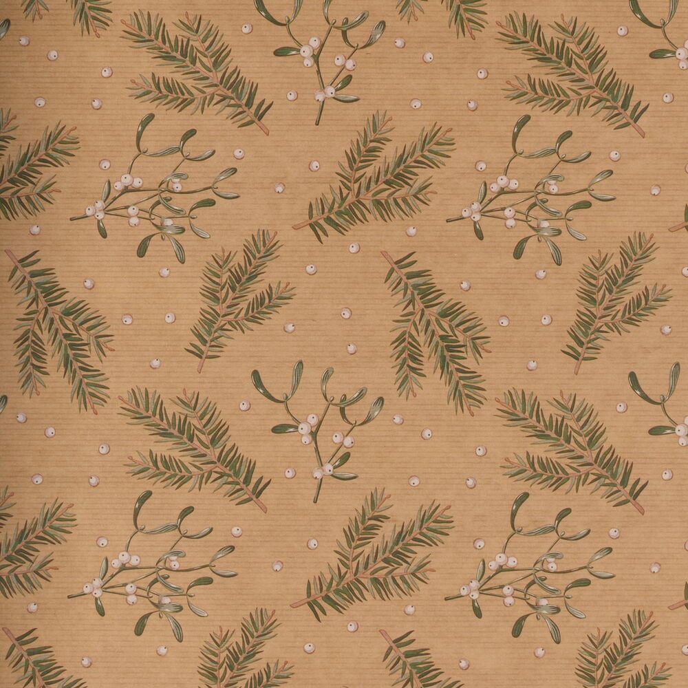 Julpapper Mistletoe kraft design med gröna tallgrenar och vita mistelbär.