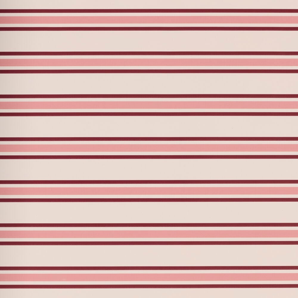 Julepapir med horisontale striper i rosa, eggehvit og mørkerødt.
