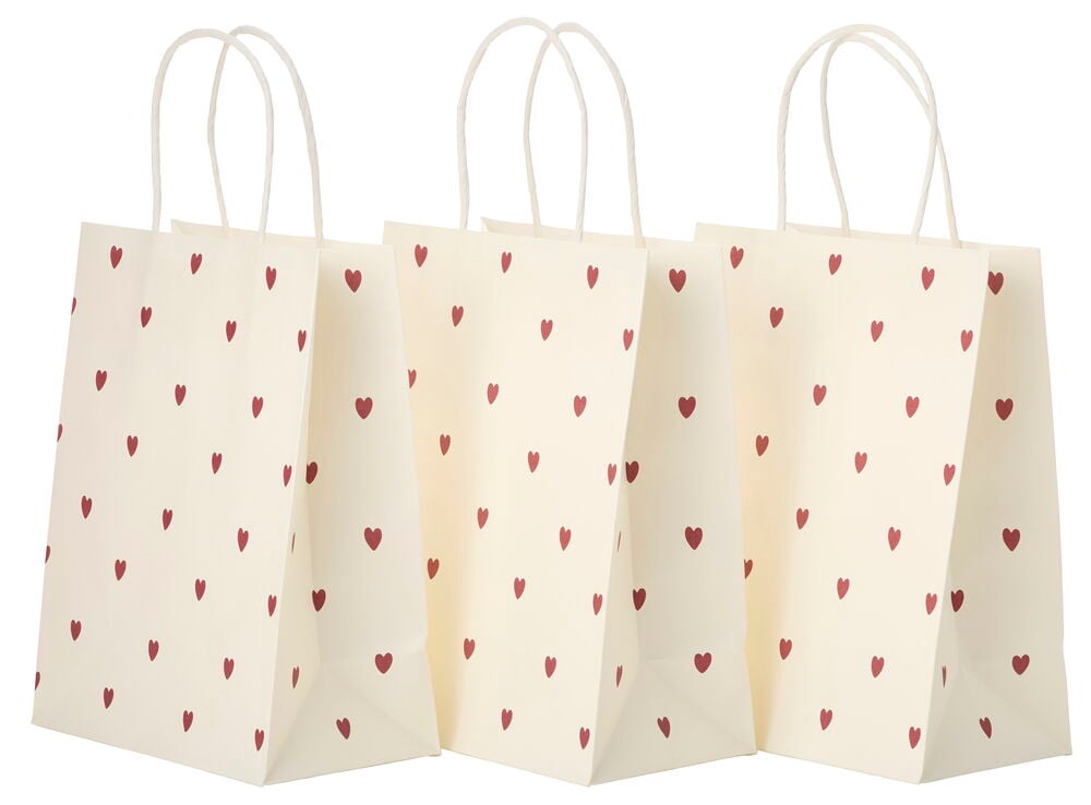 Tre 23 cm krämvita presentpåsar i papper med små röda hjärtan och vita tvinnade handtag är placerade tillsammans.
