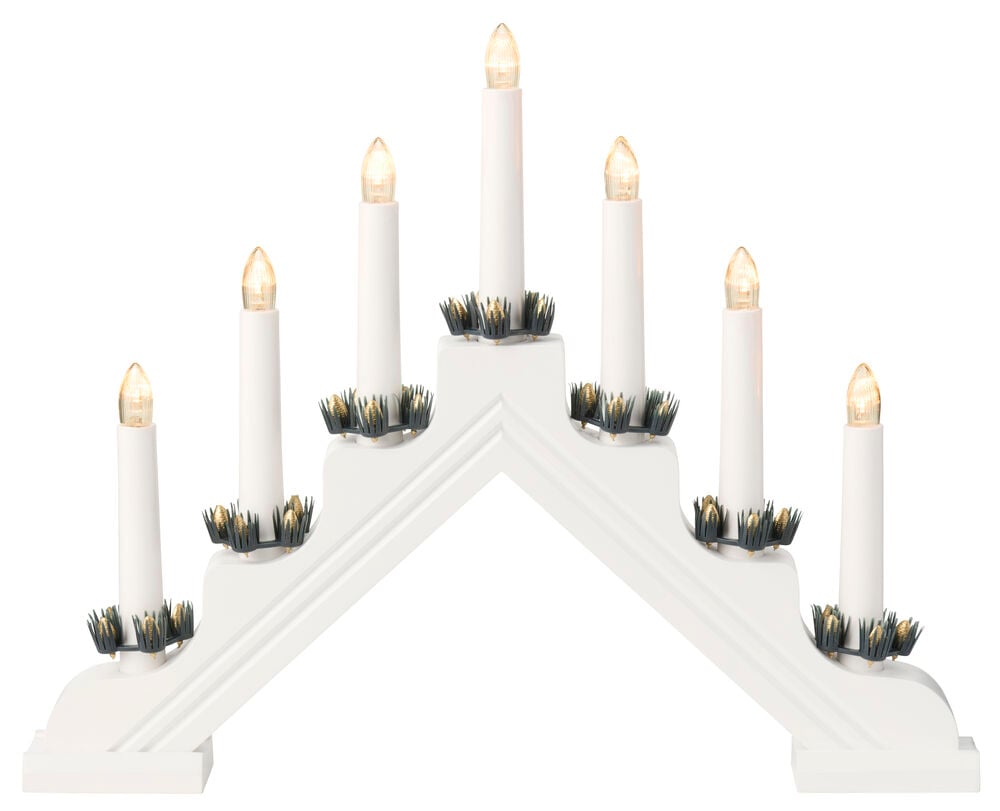 Vit Adventsljusstake Viken Vit med sju tända elektriska ljus och gröna och guldfärgade manschetter.