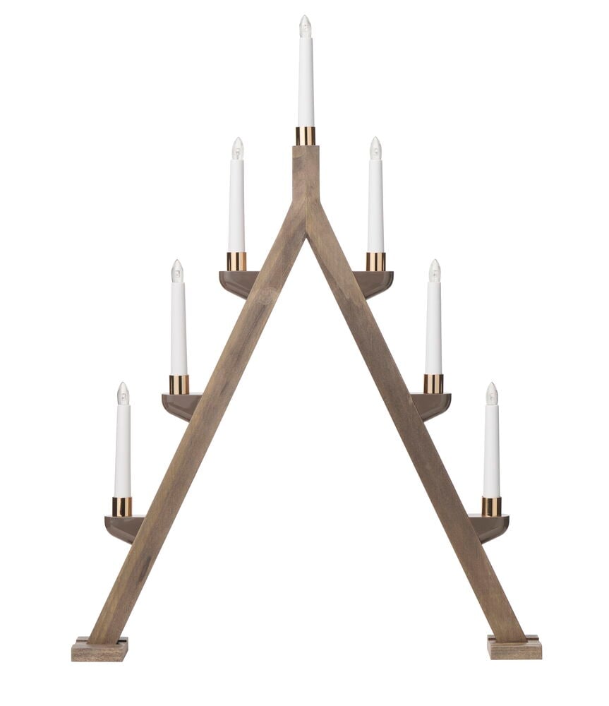 Brun A-formad adventsljusstake Jularbo i trä med 7 vita LED-lampor och koppardetaljer.