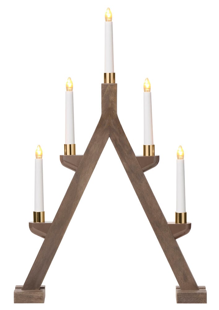 Brun Adventsljusstake Jularbo i trä med 5 vita elljus, guldfärgade fötter och gula lampor.