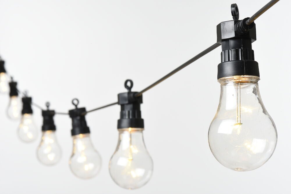 Svart lyslenke med ti varmhvite LED-lamper.