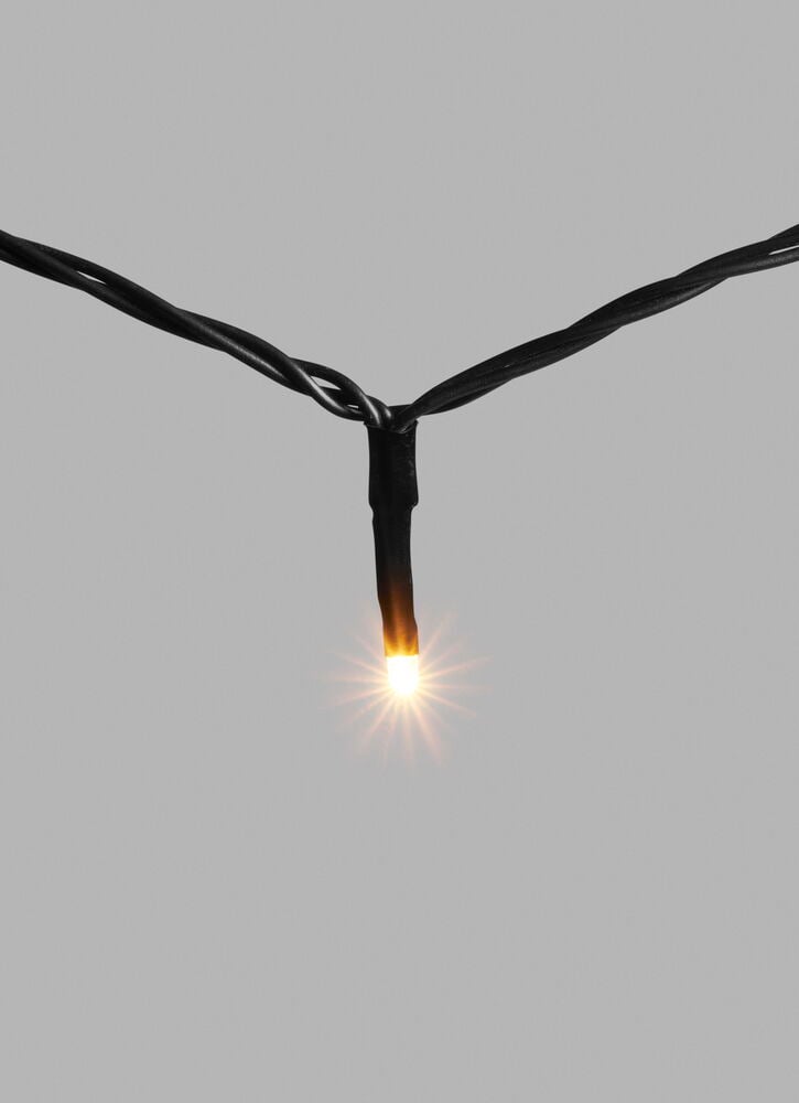 En närbild av en lysande varmvit LED-lampa från en svart Ljusslinga Glänsa.