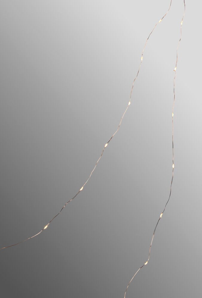 Kupferne Lichterkette Sirlig mit leuchtenden warmweißen LEDs, batteriebetrieben.