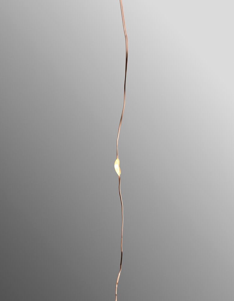 Kuparinvärinen Valoketju Sirlig, jossa yksi sytytetty lämmin valkoinen LED.