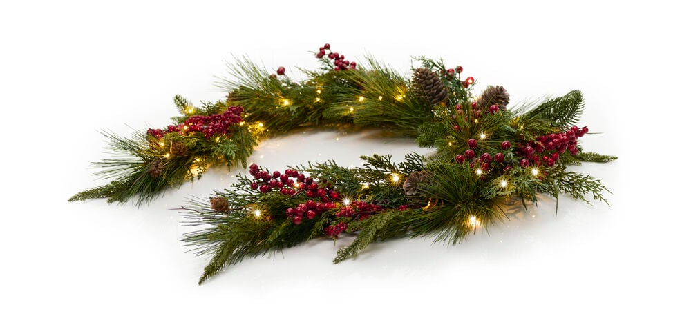 Weihnachtsgirlande mit grünen Nadeln, roten Beeren, Tannenzapfen und Warmweiß Batteriebetrieben mit Timer Lichtern.