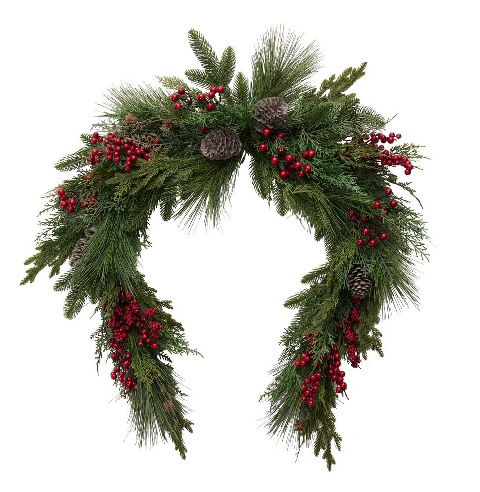 Eine bogenförmige Weihnachtsgirlande mit grünen Tannennadeln, roten Beeren und braunen Kiefernzapfen.
