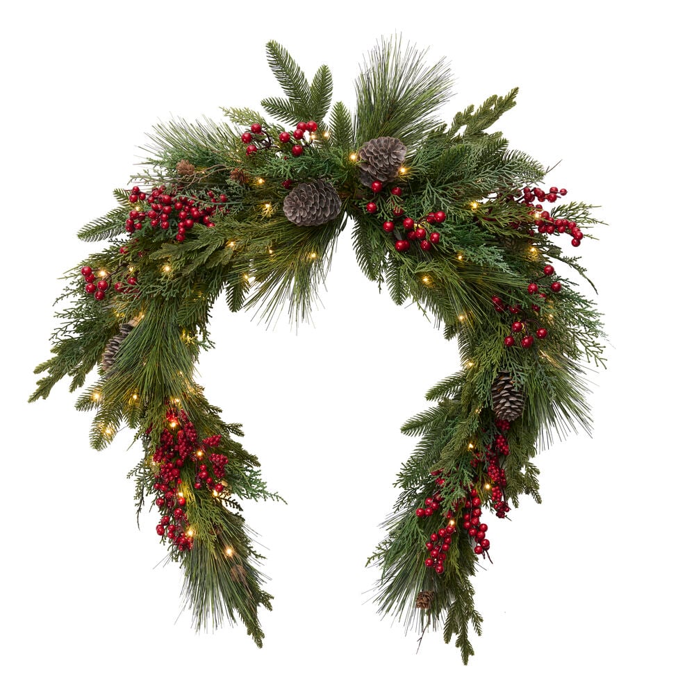 U-förmige Weihnachtsgirlande mit Tannennadeln, Zedern, roten Beeren, Kiefernzapfen und Warmweiß Batteriebetrieben mit Timer-Lichtern.