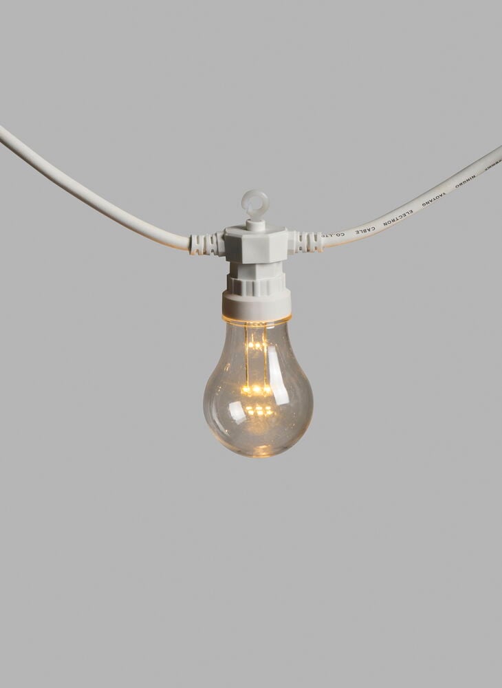 Lysslynge Bulb Outdoor LED Light System, varmhvit LED-pære i hvit sokkel på hvit kabel.