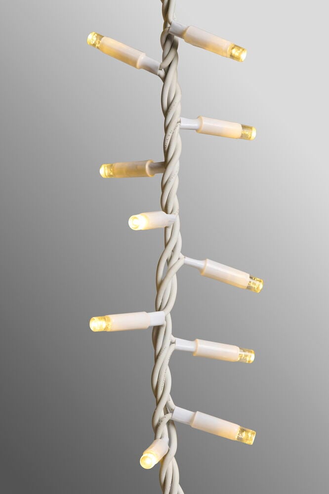 Lysslynge med hvit tvunnet kabel og varmhvite LED-lys i hvite kapsler.