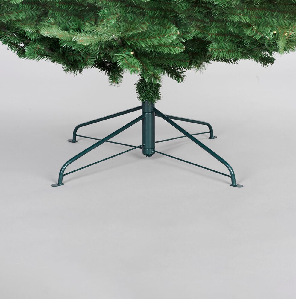 Juletre Chamonix PVC/PE 456 LED med grønne greiner og et mørkegrønt firebent metallstativ.