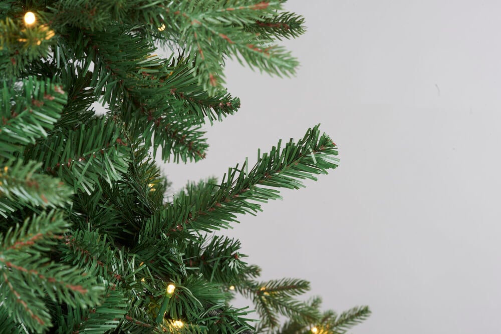 Juletre Chamonix PVC/PE 456 LED med grønne grener og integrerte varmgule LED-lys.